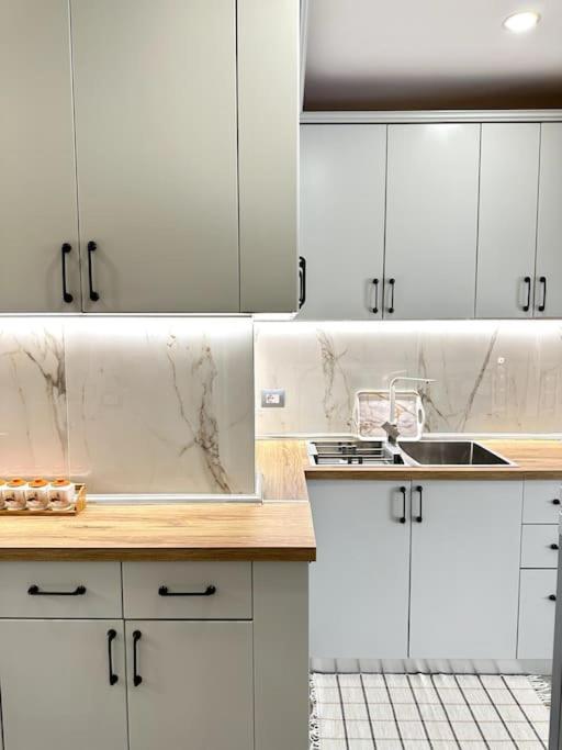 Great Apartament Near Lake & Blloku Area ติรานา ภายนอก รูปภาพ